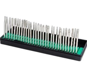 Komplektis 30 teemantlõikurit.