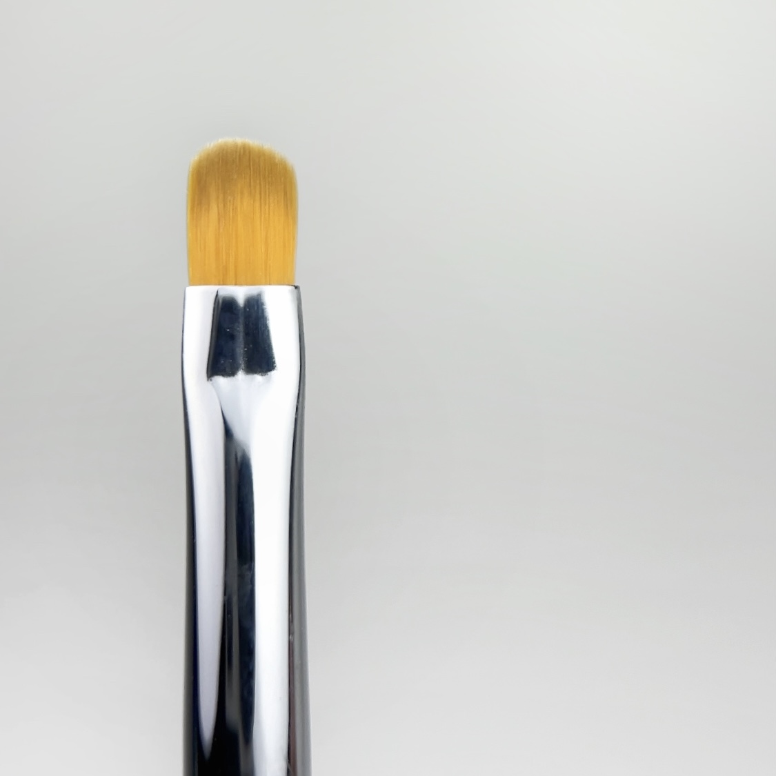 NAILSOFTHEDAY Nail Art Pintsel, ovaalne, mugava läbipaistva käepidemega, millel on sillerdav efekt