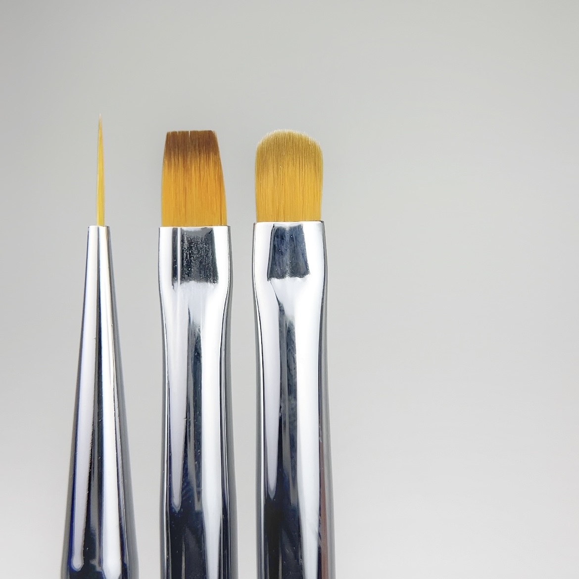 Nailsofthenight küünekunsti pintslite komplekt - 10 mm lainer, ruudukujuline ja ovaalne mugava läbipaistva käepidemega, millel on sillerdav efekt