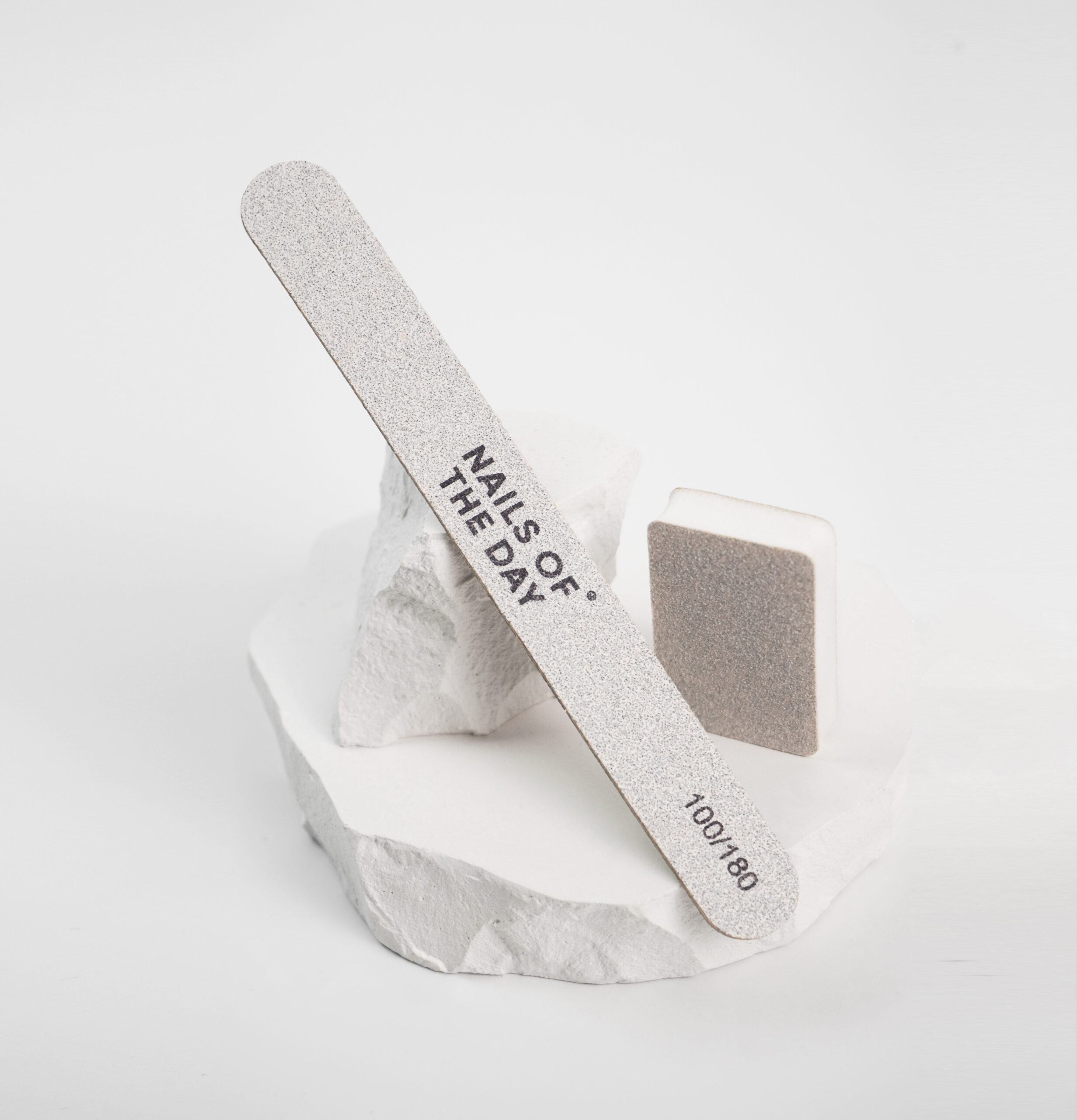 NAILSOFTHEDAY ühekordne individuaalne komplekt: kaubamärgiga viil 100/180 ja buff 150/180